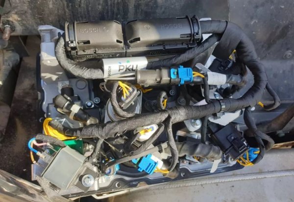 За да примири противоречащите си EGR и DPF, се появява т. нар. система за Селективна каталитична неутрализация, или редукция (Selective catalytic reduction, SCR). Производителите я наричат със свои имена - AdBlue, BlueTEC, DeNOxtronic, DEF, Aus32 и така нататък. Нейната роля е именно да неутрализира тези допълнителни азотни съединения. За целта автомобилът е снабден с още един резервоар, от който течността се подава към изпускателната система и се впръсква под налягане в отработилите газове. 
