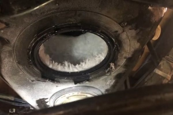 Най-големият минус на системата е, че AdBlue замръзва при относително умерените 11 градуса под нулата. А без нея двигателят няма да функционира нормално. Затова при повечето леки автомобили резервоарът за урея си има специално подгряване (повишавайки пътьом разхода на гориво, разбира се). Но и с подгряването трябва да се внимава, защото при температури над 60 градуса започна химически разпад на AdBlue. Дори и при стайни температури течността има живот около година - година и половина, след което губи ефективност. 
