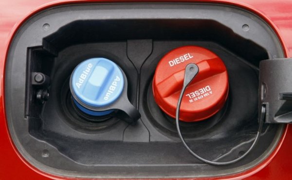 Като цяло гърлата на резервоарите за AdBlue и дизел са достатъчно ясно разграничени един от друг. Но все пак подобни случаи има. 
Сипването на дизел в резервоара за урея не е толкова страшно, стига да се усетите и да не палите колата. Резервоарът се демонтира и прочиства. 
Сипването на урея в дизеловия резервоар обаче крие сериозен риск да убиете двигателя. За нищо на света не го палете след такава грешка, а се обърнете към сервиз, който да почисти резервоара и горивопровода.
