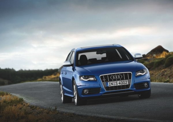 Перманентното, quattro задвижване на четирите колела, не пречи на S4 Sedan и S4 Avant да харчат съответно, само по 9.7 и 9.9 литра на 100 километра пробег