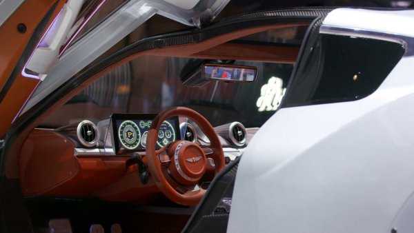 Купето, създадено в ретро стил, е напълно електрическо и може да се похвали с пробег от 400 км с едно зареждане на батериите. Освен това се твърди, че автомобилът може да ускори от място до 60 мили в час (96 км/ч) за по-малко от три секунди.