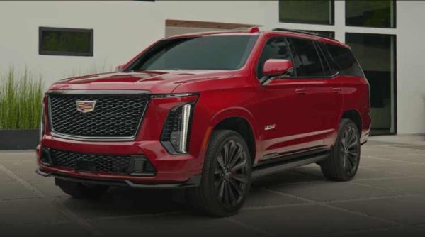 V-Series Escalade не е просто блясък - под огромния капак се намира мощен 6,2-литров V8 двигател с компресор, който генерира мощност от 682 конски сили. С Magnetic Ride Control и адаптивното въздушно окачване, Escalade доста добре понася своите 2820 килограма.
