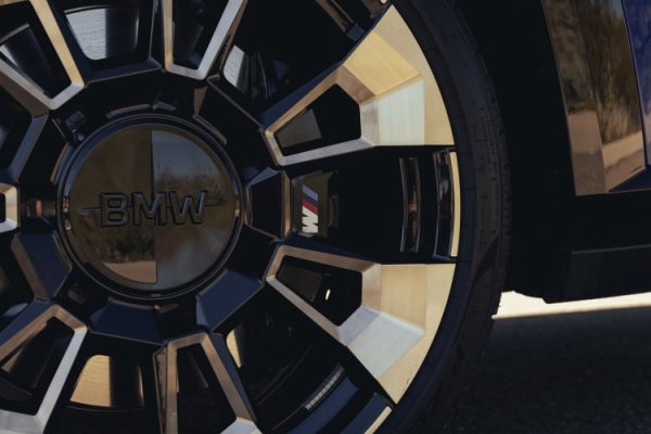 Тези джанти, обозначени като 923M, са щателно стилизирани, за да съответстват на агресивната каросерия и смелата стойка на XM. Двуцветното покритие ги прави да изглеждат още по-сложни. Разбира се, може просто да изберете по-малките (но не малки) 22-инчови джанти, но това изглежда ненужно, когато можете да получите тези и да изглеждате още по-впечатляващ по улиците.
