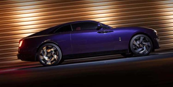 Първият изцяло електрически автомобил на Rolls-Royce предлага пробег от 475 км и 584 к.с. мощност от своята литиево-йонна батерия с капацитет 102 kWh. Може дори да се възползвате от версията Black Badge, която добавя 73 к.с., което прави модела най-мощния Rolls-Royce, създаван някога. Той също така има дълги, елегантни "самоубийствени врати" и един от най-тихите интериори в света.
