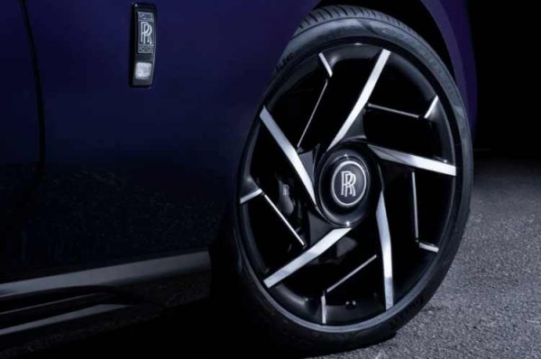 Трябва ли да има обикновени джанти? Разбира се, че не. Spectre се предлага стандартно с четири варианта 23-инчови ковани алуминиеви джанти, със 7 спици или с криловидни, които са най-големите, монтирани някога на Rolls-Royce. Те са прецизно ковани за по-голяма здравина и по-малко тегло, важни фактори за автомобил, който тежи 2975 кг, дори повече от Caddy Escalade V-Series. Разбира се, по-големите джанти намаляват малко пробега, но кого го е грижа, когато автомобилът изглежда толкова царствено?
