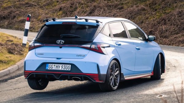 Ако карате i20N, сигурно сте се чудили как кола, която рекламираме като пестелива, успява да изпразни резервоара си толкова бързо. Отговорът е прост, но от две части. Първо, резервоарът е толкова комично малък, че единствен на цялата бензиностанция няма да трябва да теглите ипотека, за да го напълните. И второ, колата е толкова забавна, че напълно ще забравите колко бензин си позволява. Шегата настрана, това е действително доста пестелива спортна кола. Въпреки 204-те коня и дори при по-енергично каране, екипът на TG успя да постигне 5.9 литра на 100 км. 
