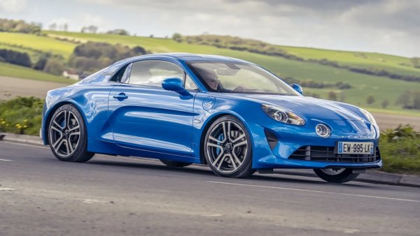 Alpine A110 прави нещата по различен начин. По същество това е страхотна кола, истински пример за лекота - напук на останалите производители, които ни представят своите двутонни творения като "леки коли". 
A110 се справя с трудни пътища с непоколебима стабилност и пъргавина. Това е спортен автомобил, който доказва, че можем да спрем надпреварата във въоръжаването при големината на джанти, спирачки, конски сили - и пак да имаме нещо, което вдига адреналина и извиква широка усмивка на лицето. При това го прави, без да иска много бензин в замяна. 

