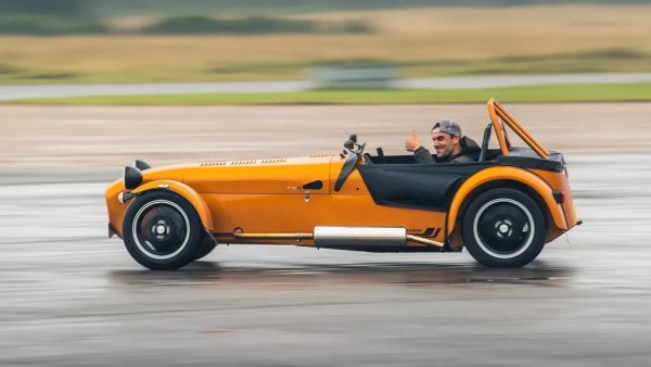 Британската компания за пистови автомобили си остава вярна на някогашните принципи на великия Колин Чапман: опростявай и добави лекота. В съчетание с фантастично директно управление, това прави играчките на Caterham едновременно вълнуващи и евтини за поддръжка. 

