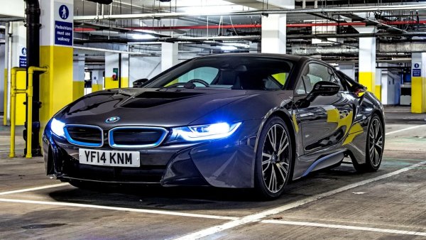 Първият опит на BMW да направи спортна кола за електрическата ера бе осъществен, без да се мисли за разходите и да се търси печалба - само за престиж. В резултат имаме i8 с неговото ускорение като на Lamborghini, но със среден разход от 5 литра на 100 километра в реалния живот. Това е ексклузивен спортен автомобил с чудесно сцепление, с корпус от въглероден композит и с дизайн, който и днес обръща глави по улиците - и в същото време е лек, икономичен, може да се движи безшумно и без емисии в града, и си има бензинов мотор за навсякъде другаде. 
