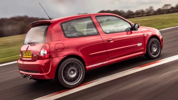 Машини като Mazda MX-5, Toyota GT86, Honda S2000 и прочие са създадени поначало с мисълта да са спортни коли. Горкото Clio е създадено с мисълта да осигурява евтина мобилност на млади семейства. Толкова по-впечатляващо постижение е, че на тази основа инженерите на Renaultsport са успели да създадат марка ракета, която може да откаже по завоите всеки от гореспоменатите спортни аристократи. 
