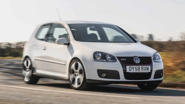 Хот-хечът не е откритие на Volkswagen, но именно първият Golf GTI го направи такъв, какъвто го харесваме - практичен и надежден, компетентен във всякакви ситуации, и същесвременно толкова вълнуващ, че да не ви се иска да слезете от него. Петото поколение е доста по-голямо и тежко от оригинала, но за компенсация е доста по-мощно - и също толкова забавно. 
