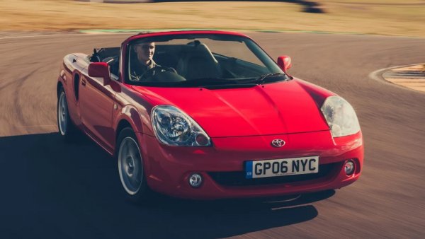 Последното поколение на MR2 се откроява като перфектната комбинация между евтин, средно разположен двигател и забавление зад волана. Трудна комбинация, особено в частта с цената, но навремето Toyota я постигна по отличен начин. 
