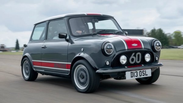 Днешните MINI са мощни, забавни премиум автомобили, създадени под шапката на BMW. Но оригиналът отпреди "баварската" ера имаше едно качество, каквото те вече нямат - шокираща лекота. Това е автомобил, в който е вложен възможният минимум материали, за да получите възможния максимум емоция. Fiat 500 е в същата категория. 
