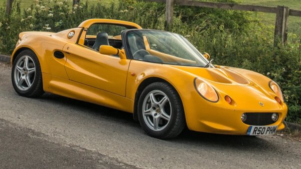 След години практика и опит, човечеството до голяма степен е разбрало как да постигне добра икономия на гориво. Ниското тегло, обтекаемата каросерия и малките двигатели са основни съставки в рецептата. И Elise не би могъл да уцели тази формула по-добре, така че, разбира се, заслужава мястото си тук. Трудно ще намерите по-добра като управление кола на пазара. Е, покривът не е 100 процента водоустойчив, но това не е нещо, което да не може да се преглътне. 
