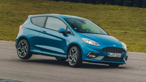 Половината работа на един "напомпан" хечбек е да бъде, ами, хечбек. Fiesta го прави по учебник: относително голям багажник, пълен комплект от пет места, много място, ниски експлоатационни разходи. В същото време е способна да изпревари всички по пътя от София до Враца през Петрохан. В такъв режим разходът е по-височък, разбира се, но ако карате две кори яйца на задната седалка, спокойно може да паднете под 6 литра на 100 км. 

