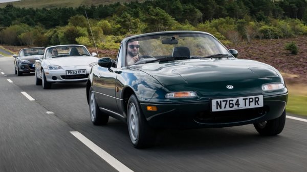 Нито един списък на разумни спортни коли не може да мине без MX-5. Евтина е за закупуване (особено втора употреба), обещава безкомпромисна надеждност и пестелив разход на гориво. Но преди всичко това е много забавна за каране машина, независимо дали ви се иска да се разхождате край морето с вятър в косите, или да пилите гуми по планински завои. 
