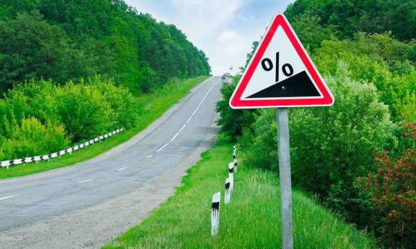 При преминаване на тясно място винаги трябва да се дава предимство на автомобил, който се движи нагоре. Причината е, че за водача му ще бъде по-трудно да потегли след спиране. Освен това, при всяка ситуация, когато се налага разминаване на тесен път, е добре да останете плътно вдясно встрани от пътя. Това ще помогне както в условия на ограничена видимост, така и ако насрещната кола трябва да направи остър завой , поради което на тесен път може да навлезе частично във вашата ивица.