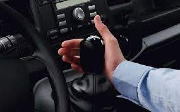 При спускане от планината с автомобил с ръчна скоростна кутия е много по-надеждно да спирате с двигателя, а не с педала на спирачката. В случая е важно да изберете именно правилната предавка, която ще натовари по-малко автомобила. Ако карате кола с автоматични скорости, е добре да преминете на ръчен режим (стига да има такъв) и да забавяте движението с кратки натискания на педала на спирачката.