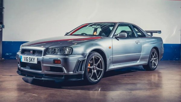 Трудно ще сбъркате тази кола с която и да било друга. Най-славният GT-R може и да не е красив, но има силен характер и ярка индивидуалност. Поколението R34, задвижвано от агрегата RB26, се превърна в един от най-великите аналогови японски автомобили. Самият двигател е 24-клапанов агрегат с чифт турбокомпресори T25, резултатът от които е 276 к.с. и достатъчно индукционни трептения, за да плъзнат тръпки по гърба ви. 
