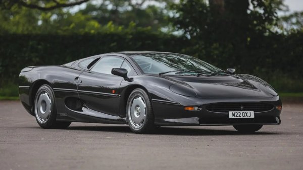 Jaguar обеща на света безкомпромисен V12 с XJ220... и накрая направи компромис с V6. Но подигравките бързо бяха разсеяни, тъй като преработеният двигател на рали автомобила от Metro Group B - сега с увеличен 3,5-литров работен обем и чифт турбокомпресори - постави тогавашния световен рекорд за скорост на сериен автомобил: 341 километра в час. Кой бе пилотът ли? Някой си Мартин Брандъл.
