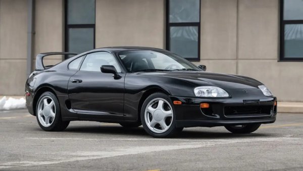 Въпреки че е на три десетилетия, четвъртото поколение Toyota Supra продължава да доминира по световните драг писти. Благодарение на дебелия стоманен блок, кования колянов вал и двата горни разпределителни вала, 3,0-литровият 2JZ е способен да се справи с огромни количества експлозивно натоварване. Ето защо собствениците на тези коли успяват да измъкнат от тях до 2000 конски сили с минимум усилия. 
