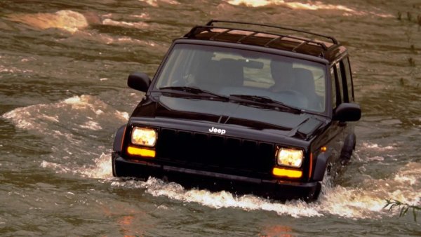 Може да не е секси, но компенсира с истинска бронетанкова надеждност. Късните 1990 години бяха може би епохата на пик за 4,0-литровия редови шестцилиндров двигател на AMC. В този момент той развиваше около 190 к.с. в Cherokee - скромно по днешните стандарти, но имаше много въртящ момент и беше изключително издръжлив.
