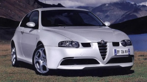 3,2-литровият &bdquo;Busso&ldquo; V6 в Alfa Romeo 147 GTA може да достави само скромните 247 к.с. към предните колела, но саундтракът по пътя към червената линия от 6200 об/мин е достатъчен, за да оправдае попадането в този списък. Всичко това е съчетано с шестстепенна механична трансмисия и е част от кола, която удря само 1250 кг на кантара. Накратко, тази 147 GTA има много реални претенции да бъде най-добрият хотхеч... правен някога, казват от Top Gear.