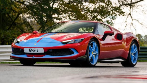 Технологичен шедьовър и вероятно най-добрият суперавтомобил в продажба днес, по мнението на англичаните. Ferrari 296 и неговият хибриден 3.0-литров V6 с туин турбо може и да не е &bdquo;най-чистото&ldquo; инженерно произведение в този списък, но бруталната мощност от 820 конски сили и зловещият въртящ момент просто не могат да бъдат пренебрегнати. Фактът, че този двигател е наречен &bdquo;Piccolo&ldquo; (или малък) V12, казва всичко, което трябва да знаете.

