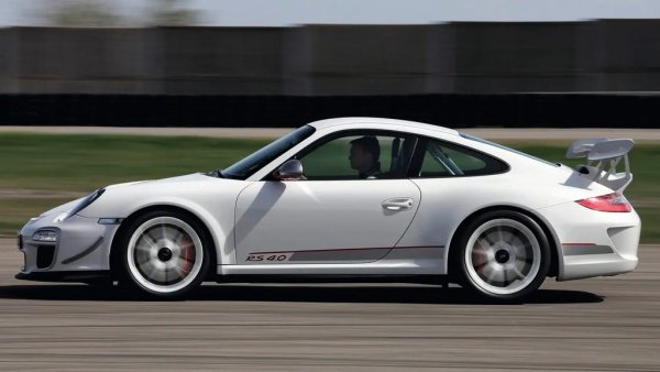 Въпросът не е дали Porsche 911 с двигател на гения Ханс Мецгер заслужава място в класацията. Въпросът е кое от всичките такива заслужава най-много. 997 GT3 RS 4.0 беше последно "ура" за генерацията 997 и последният път, когато истински Мецгер-двиганел беше използван в шосейно 911 (великият инженер си отиде през 2020). Високооборотният шестцилиндров боксер беше с атмосферно пълнене, увеличен до 4,0 литра работен обем и мощност от 500 к.с. Просто шедьовър.