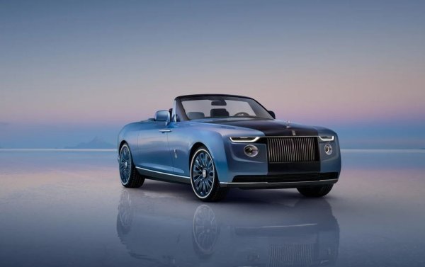 Година на производство: 2021 г.

Цена: 28,4 милиона долара

Свръхлуксозният кабриолет Rolls-Royce Boat Tail, стилизиран като яхта, претендира да бъде най-скъпият автомобил в съвремието. Само три бройки са произведени по поръчка за определени клиенти. Няма официално обявена информация за цената на която и да било кола, но има слухове, че купувачът на едната е платил 28 млн. долара.

Прототип за разработването на Boat Tail е Phantom Drophead Coupe, произвеждан между 2007 г. и 2016 г.
В същото време специалистите от Rolls-Royce Coachbuild са използвали 1813 оригинални части. Основната отличителна черта на тялото на автомобила са капаците на багажника, облицовани с дървен фурнир, които осигуряват достъп до комплекта за пикник и сенника.

Boat Tail е лицензиран за употреба по обществени пътища. Той използва алуминиевата платформа Architecture of Luxury, на която са базирани най-новите модели на Rolls-Royce. Оборудван е с 6,75-литров бензинов V12 двигател с два турбокомпресора, заимстван от семейството Phantom, където този мощен агрегат произвежда 571 к.с. и 900 Нм въртящ момент. 
