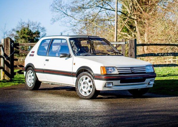 Както вече стана дума, Peugeot имаше проблеми в началото на века, но преди повече от 30 години компанията правеше наистина епични коли. Една от тях е именно 205 GTI, което предлагаше мощност от 126 к.с., а това беше повече от VW Golf GTI от същата епоха.