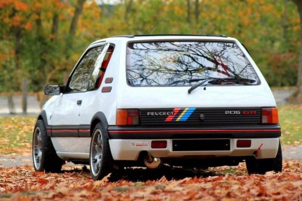 Благодарение на компактните си размери, ниско тегло и отлична конструкция, този модел се превърна в един от господарите в сегмента на компактните хечбеци през 80-те години. И това беше напълно заслужено.