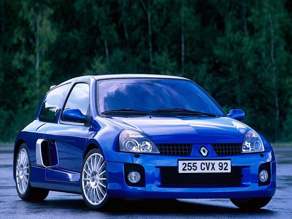 Clio V6 се получава тогава, когато инженерите на Renault Sport полудеят напълно, нов дория смисъл. Всъщост, този автомобил се казва Clio и прилича на Clio, но не е такова в истинския смисъл на думата. Неговата каросерия е раширена и преработена, платформата е със задвижване към задните колела, а V6 двигателят е поставен на мястото на задните седалки.