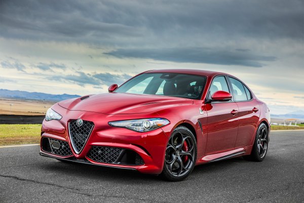 Марката Alfa Romeo винаги е била известна с това, че произвежда автомобили, които предлагат много стил, но малко функционалност и почти никаква надеждност. Giulia Quadrifoglio обаче изхвъля тези твърдения направо през прозореца.
