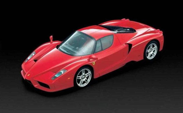 Това не е маркетингов трик, а заявление. Ferrari можеше да кръсти модела F60, продължавайки логическата верига F40-F50. Вместо това обаче премахна номерата и остави само името. Име, което въплъщава мания, триумф, его и гений. Име, което трябва да бъде не върху автомобил, а на стената на катедрала.

А самата кола? Enzo е урок по инженерен екстремизъм. Шест литра, 660 к.с., скоростна кутия, вдъхновена от Формула 1, монокок от въглеродни влакна, карбоново-керамични спирачки и дизайн, толкова изискан, че концептуалните автомобили изглеждат скучни до него. Това беше мост между епохите - механичната ярост на миналото, съчетана с дигиталната увереност на бъдещето.
