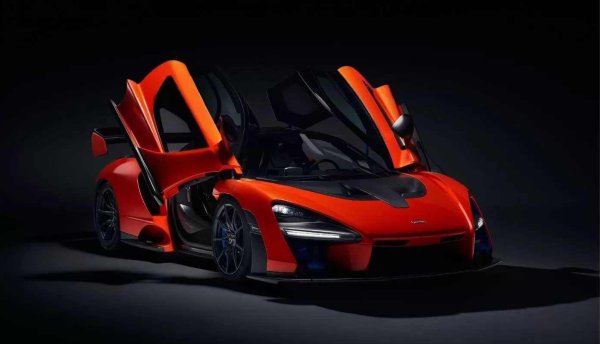 И точно това вбеси хората. Интернет полудя, когато колата беше представена за първи път през 2018 г. "Грозна е!", бяха коментарите. "Сена заслужава по-добро!", беснееха пуристите. Всички обаче пропуснаха същината. А именно това, което McLaren знаеха от самото начало - тази кола не трябваше да бъде красива. Трябваше да бъде Айртон.

Сена не беше елегантен зад волана. Той беше свиреп. Прецизен. Обсебен. Шофирането му не беше изкуство, а война - всяка милисекунда, всеки милиметър. И точно това въплъщава McLaren Senna. Това не е кола, в която се влюбваш, а такава, чиято бруталност вдъхва уважение.

От 0 до 100 км/ч за 2,8 сек. 800 кг притискателна сила при скорост 250 км/ч. Карбон навсякъде. Спирачки, които изглеждат способни да спрат въртенето на Земята. Това е най-екстремният McLaren, одобрен за движение по пътищата, проектиран да унижава състезателните автомобили на пистата.
