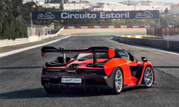 Интериорът е аскетичен. Тънки седалки от въглеродни влакна, прозрачни панели на вратите за видимост, минимум бутони и елементи. Минимализъм не заради дизайна, а заради концентрацията. Същата концентрация, с която живя Айртон Сена.

И в този момент името престава да бъде маркетинг и се превръща във философия. McLaren Senna не е опит да се "превърнеш" в Сена, а стремеж да се въплъти неговият мироглед. Пълно отхвърляне на комфорта, компромисите и декоративността. Готовност за преследване на съвършенство, дори ако това причинява болка.
