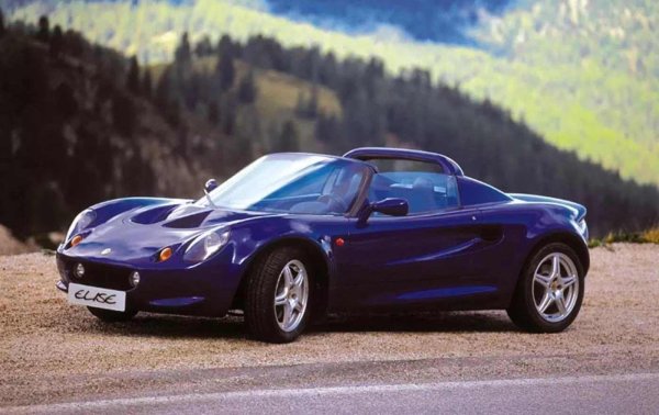 Не всички автомобили, кръстени на истински хора, са създадени от его или благоговение. Някои са сътворени от обич. А Lotus Elise е може би най-чистият пример за този подход.

През 1996 г., когато Lotus представи малка спортна кола с алуминиева каросерия на изложението във Франкфурт, автомобилният свят не разбра веднага какъв звяр е това. Тя не се стремеше към мощност, не се хвалеше с лукс, нито дори се преструваше на практичен. Беше малка, като играчка, едва забележима. И въпреки това - жива. И си имаше име - Elise. Не акроним, не код. А име. Кратко, човешко и, в зависимост от това колко еспресо сте изпили тази сутрин, или поетично, или напълно случайно. Всъщност не беше случайно. 
