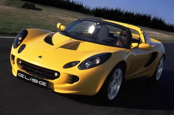 Иронията е, че Elise стана основа за съвременното инженерство на леки спортни автомобили. Без този модел нямаше да има Lotus Exige, Tesla Roadster (която използва неговото шаси) и може би нямаше да има възраждането на малките, чисти автомобили в началото на века. Всичко това благодарение на кола, кръстена на малко момиченце.

Днес Елиза Артиоли е пораснала и все още кара своята жълта Elise - същата кола, която носи нейното име. Тя публикува снимки в социалните мрежи, кара колата до Алпите и все още се усмихва като онова малко момиченце от изложението във Франкфурт през 1995 г.

Lotus Elise не е просто име. Това е самата Елиза. Радостна. Крехка. Блестяща. Понякога капризна, но честна, каквато рядко може да се види в съвременните коли. Ако McLaren Senna въплъщава божественото поклонение, то Lotus Elise ни напомня защо за първи път се влюбихме в шофирането.
