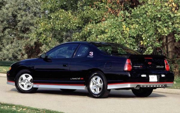 Това беше странно културно сътрудничество: истински американски герой, съчетан с кола, която така и не достигна нивото на легендата. Ето обаче нещо интересно: хората я обожаваха. Monte Carlo SS Dale Earnhardt Edition не беше бърза, но имаше харизма. Беше пътуващ трибют. Четириколесен храм на състезател, който означаваше толкова много за милиони хора.

Технически, колата не беше лоша - просто остаряла. 3.8-литров V6, 200 к.с., 4-степенна автоматична скоростна кутия. Достатъчно, за да вдига шум, но не и да създава проблеми. Воланът е мек, окачването - плавно, управлението - нещо между "учтиво" и "не се опитвай". Което няма значение. Важното е Дейл. Тя не е заради характеристиките, а заради душата ѝ. Да спрете на светофара и да кимнете на друг собственик на Monte Carlo. Кола за фенове, а не за критици.
