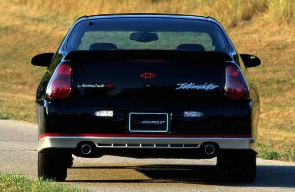 И, колкото и да е странно, това го прави един от най-честните "кръстени" автомобили. Не беше циничен, а сантиментален. Chevy не го нарече "Earnhardt", за да продава повече. Направи го, защото за много американци Дейл не беше знаменитост, а като член на семейството.

Днес Monte Carlo Dale Earnhardt Edition заема странно място в автомобилната история - твърде бавен, за да бъде колекционерски, твърде искрен, за да бъде осмиван. Той обаче напомня за време, когато колите все още бяха културни обекти, а името означаваше нещо много повече от маркетингов ход.
