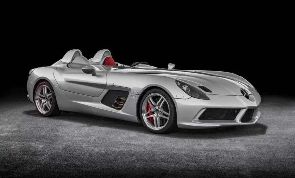 Резултатът беше SLR Stirling Moss - автомобил, който прилича не толкова на суперкола, а на управляема ракета, изваяна от носталгия. 650 конски сили под безкрайно дълъг преден капак. Без покрив. Без предно стъкло. Без компромиси. Само каска и молитва. При 355 км/ч очите ти се опитват да изскочат от главата. Вятърът не те обгръща, а направо те прорязва.

Комфорт? Рационалност? Забравете. Не това беше целта. Колата е като капсула на времето, взривена с пълна скорост. Произведени са само 75 бройки - не защото повече са били невъзможни, а защото малко хора биха се осмелили да я карат по начина, по който тя изисква. Всеки километър зад волана ви напомня, че безопасността, удобството и комфортът са съвременни луксове, родени от страха, а Стърлинг Мос живя преди страхът да се превърне в норма.
