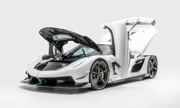 Всяка хиперкола се гордее със скоростта. Koenigsegg Jesko разказва защо тя съществува. Кристиан фон Кьонигсег не кръщава колите си лекомислено. CC8S, CCR, Agera - студени, механични срички, като софтуерни актуализации за скорост. След това се появи Jesko и историята зад името стана толкова човешка, колкото конските сили.

Йеско не е мит, състезател или призрак на историята. Това е бащата на Кристиан, който пожертва всичко, за да даде на сина си шанс за невероятна мечта - да създаде автомобилна компания в шведската пустош. Да кръстиш хиперкола с 1600 конски сили на баща си изглежда сантиментално, докато не осъзнаеш какво всъщност представлява: почит, изваяна от въглеродни влакна.
