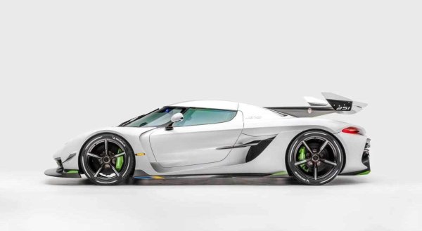 Това не е просто поредната хиперкола. Това е сбор от обсесивното преследване на механичното съвършенство на Koenigsegg: формула за шофиране, която балансира хаоса и контрола. Под капака е 5-литров V8 двигател с два турбокомпресора, развиващ до 8500 об/мин и разполага с лек колянов вал, който кара двигателите от Формула 1 да изглеждат мързеливи. С биогориво E85 той произвежда 1600 к.с. - абсурд, който изглежда неизбежен, когато се има предвид компанията, която го е създала.

Магията на Jesko обаче не е в мощността. Тя е в начина, по който колата се управлява. Всеки болт, всеки зъб на зъбно колело, всяка аеродинамична извивка е отражение на отказа на Кристиан да прави компромиси. Деветстепенната трансмисия Light Speed ​​​​не превключва предавки, а се телепортира между тях. Няма традиционна последователност, а само мигновен избор. Окачването чете пътя като брайлова азбука. Шасито сякаш не е направено от метал, а от памет.
