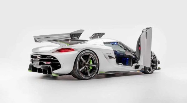 И въпреки всички тези технологии, колата се усеща лично. Може да почувствате духа на семейните разговори по време на вечеря, когато тихото недоверие на бащата се превръща в гордост. Йеско фон Кьонигсег веднъж казал на сина си: "Ако вярваш в тази мечта, ще ти помогна да я осъществиш". Сега тази вяра развива над 500 км/ч в модела Jesko Absolut.

Повечето хиперколи са създадени, за да доминират. Jesko е направена, за да оправдае вярата. Това е Кристиан, който казва на баща си: "Прав беше да повярваш в мен", през шепота на аеродинамичните тръби и дима от гумите. Всеки оборот е предаността на сина му, превърнаха в механика. Всеки миг на превключване на скоростите е напомняне, че понякога имената, а не числата, са по-важни.

И това е разликата. Ferrari кръсти колата на Енцо, като паметник. McLaren я кръсти на Сена, като светиня. Koenigsegg я кръстиха на Йеско - като благодарност.
