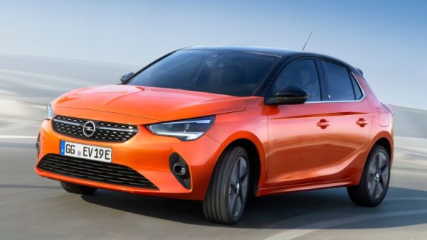 Opel Corsa е един класически градски автомобил, който лесно се вписва в голяма суматоха и тесни пространства. С електрическата версия на модела нещата не са променени. Колата е приятна, тиха и комфортна. Разполага с 50 кВтч батерия, която е способна да измине до 330 км, а зареждането от 20 до 80 процента става за около 30 мин. Разполага с 137 к.с. и развива от 0 до 100 за 7.6 секунди. Главният проблем на електрическата Corsa при дебюта й през 2020 беше цената - твърде висока за традиционните клиенти на модела. Сега обаче може да намерите екземпляр на 4 години за около 30 000 лeва.
