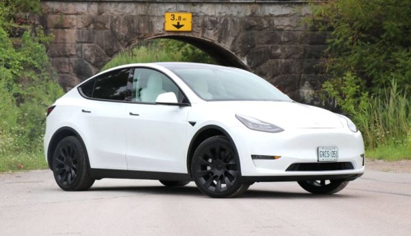 Tesla е вероятно първата марка, за която се сещат повечето хора, когато става въпрос за EV. През 2020 американците лансираха в Европа Model Y - по-висока и по-практична версия на Model 3. На вторичния пазар не е толкова достъпен, като малките градски електромобили, но е доста по-функционален. Колата разполага с 5 варианта на батерия, като само най-слабата версия не е със задвижване на четирите колела. Капацитетът на батерията започва от 50 кВтч и достига 80 кВтч, а мощността варира от 204 до над 500 конски сили. С Maximum Range версията може да изминете до 530 км, а ускорението на Performance варианта е 3.7 секунди до 100км/ч. 
В Германия цената на 3-годишен Model Y Long Range се движи около 30-33 хиляди евро. 
