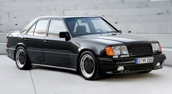 Идеята на AMG да монтират в колите си възможно най-големия двигател, който може да се намери, не приключва с &ldquo;Червеното прасе&rdquo;. Същият подход е използван и при разработката на един проект, базиран на E-Class W124, в който изведнъж бил трансплантирана модифицирана версия на V8 двигател, който по това време се монтирал само в най-големите модели на Mercedes.
