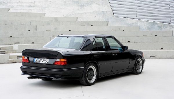 В Щатите колата получила прякора &ldquo;Чука&rdquo;, а официалното й име било Mercedes-Benz 300 E 5.6 AMG. Това бил и най-бързият четириврат седан на своето време в света. Впоследствие от AMG решили да не спират дотук и разработили втора версия, която нарекли&hellip;&rdquo;Чука 2&rdquo;.
Той се задвижвал от 6.0-литрова версия на атмосферния V8 двигател, разполагаща с 385 к.с. и 550 Нм максимален въртящ момент. И до момента това е най-желаният от колекционерите модел, базиран на W124, тъй като е изключително рядък и същевременно брутално бърз.
