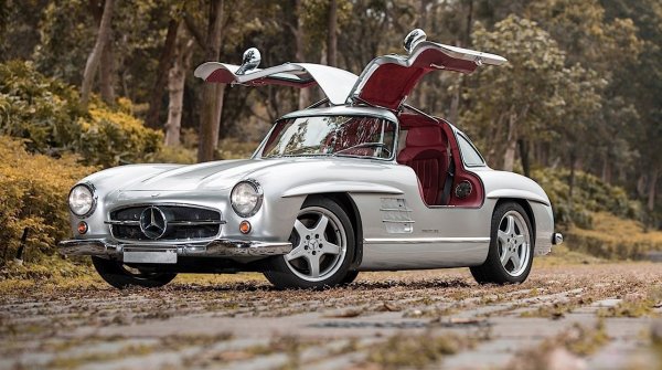 Въпреки че е построен в средата на 90-те, Mercedes-Benz 300 SL AMG HWA продължава да е модел от 1954, тъй като е проект от типа &ldquo;restomod&rdquo;. Това означава, че AMG и компанията HWA са си сътрудничили, за да реставрират и модифицират едновременно класическия модел 300 SL, превръщайки го в истински впечатляваща кола.
Били произведени само 11 такива автомобила, като всеки един от тях бил конвертиран от оригинален модел от 1954 в модерен автомобил с класическа визия и задвижваща система, разработена от AMG.

